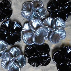 Blumen-Perlen schwarz / grau 12 tlg.